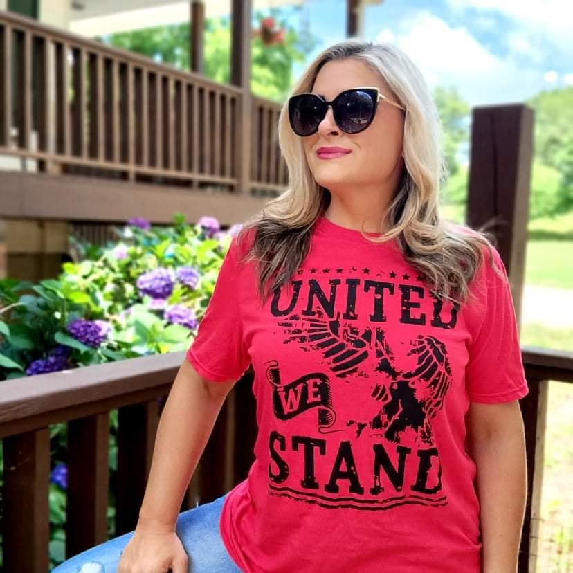 UNITED WE STAND GRAPHIC TEE IN RED