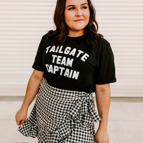 TAILGATE TEAM CAPTAIN GRAPHIC TEE IN BLACK-GRAPHIC TEE-MODE-Couture-Boutique-Womens-Clothing