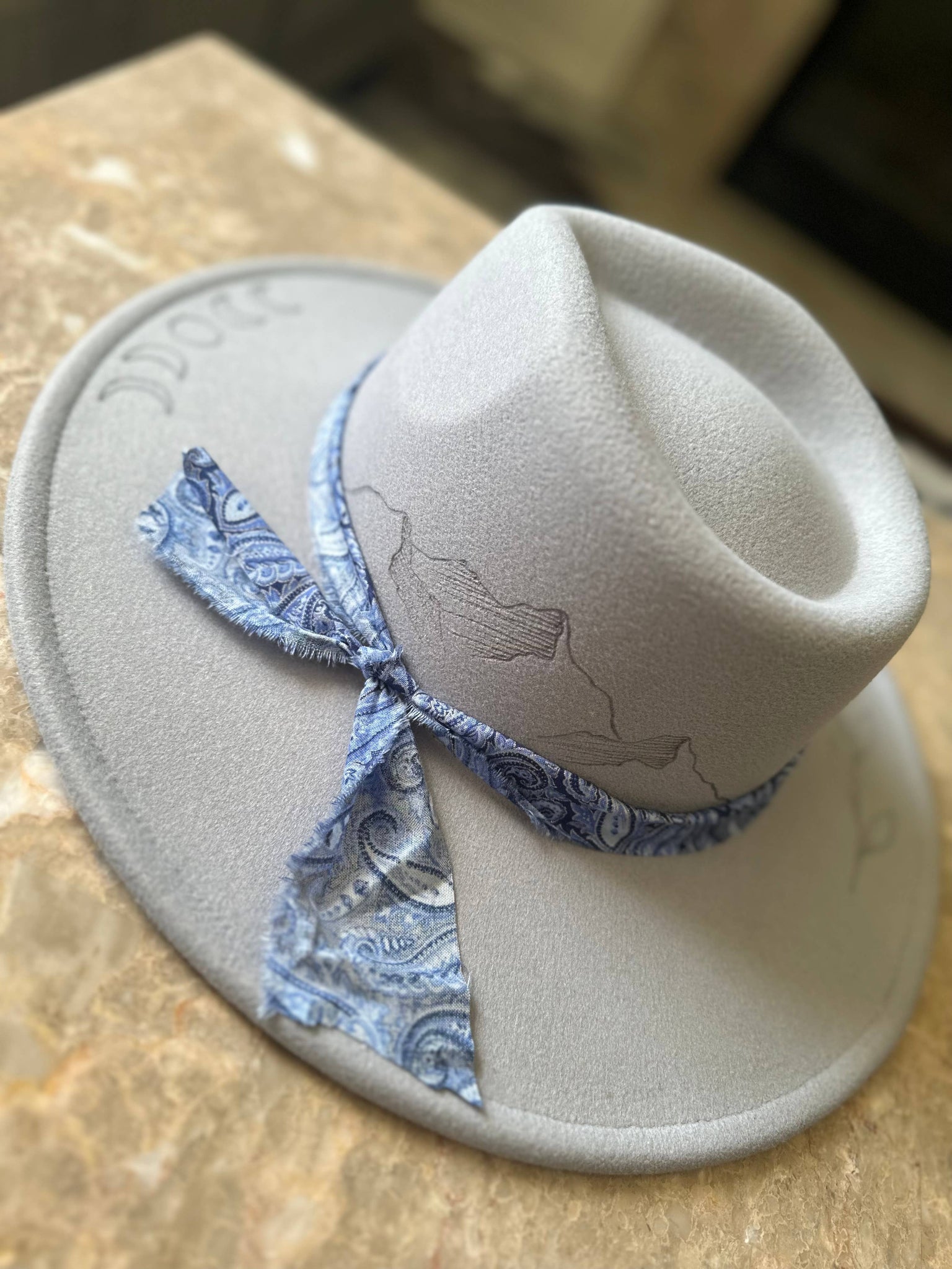 WHISKEY RANCH BURNT MOUNTAIN VEGAN FELT HAT IN LIGHT GRAY-Hats-MODE-Couture-Boutique-Womens-Clothing